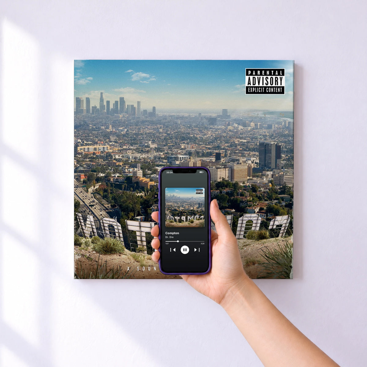 Affiche connectée Compton de Dr. Dre au mur : l'album se lance en approchant le téléphone