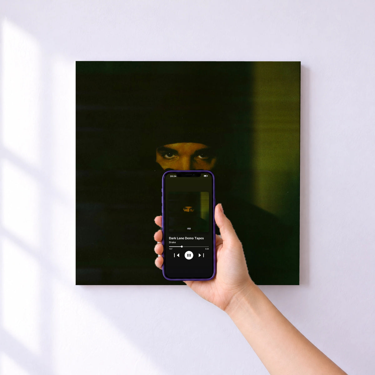 Affiche connectée Dark Lane Demo Tapes de Drake au mur : l'album se lance en approchant le téléphone