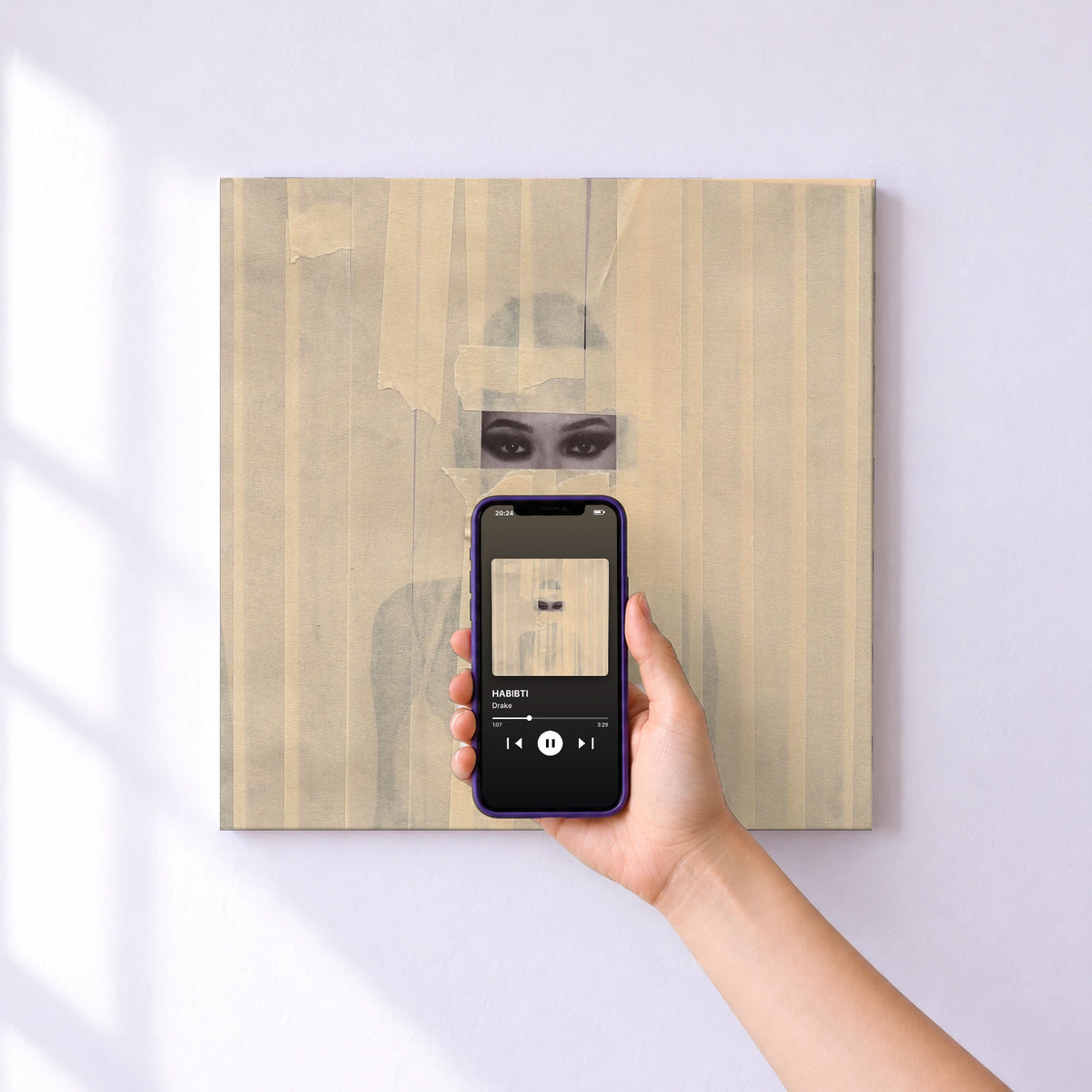 Affiche connectée HABIBTI de Drake au mur : l'album se lance en approchant le téléphone