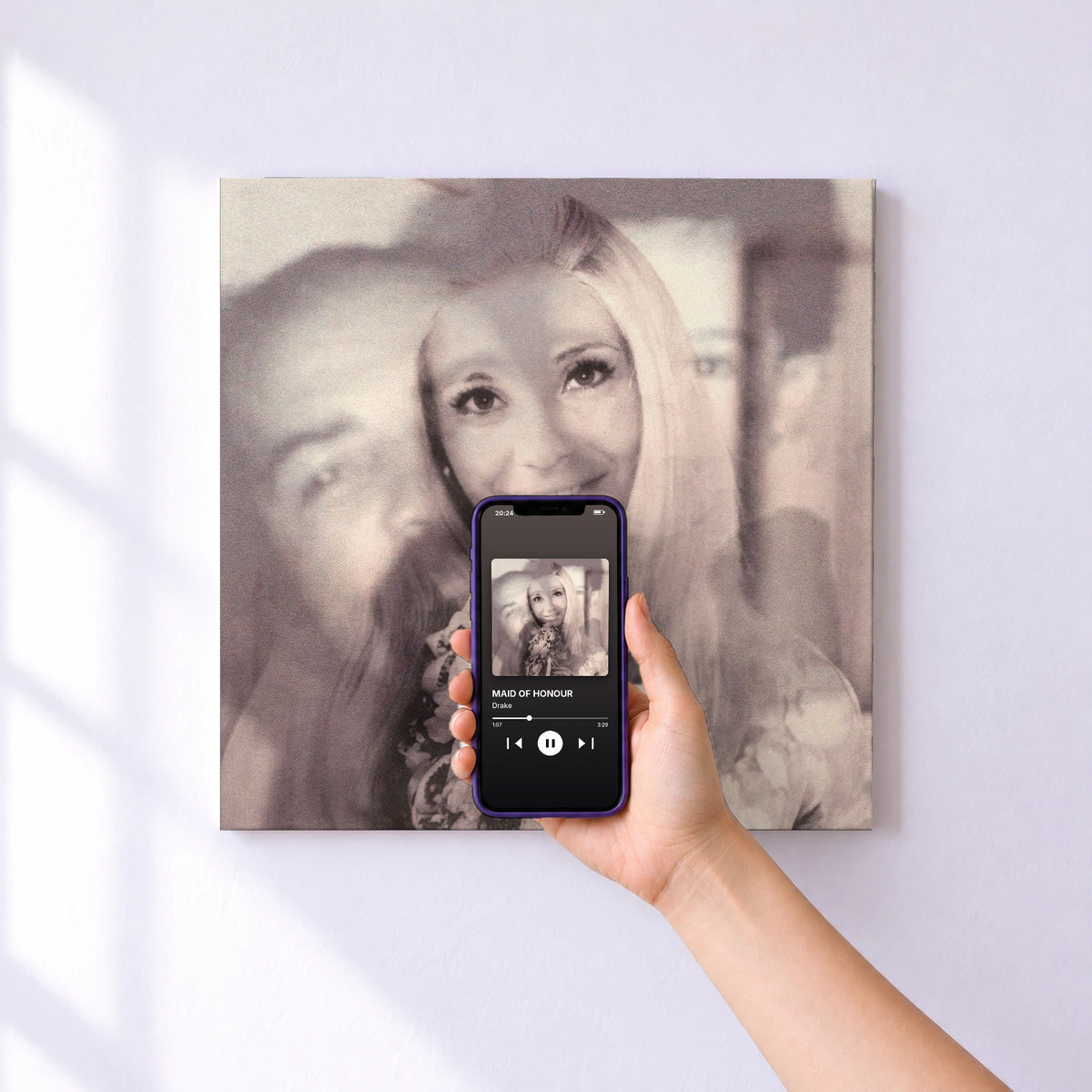 Affiche connectée MAID OF HONOUR de Drake au mur : l'album se lance en approchant le téléphone