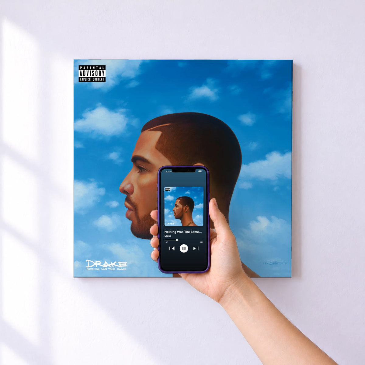 Affiche connectée Nothing Was The Same (Deluxe) de Drake au mur : l'album se lance en approchant le téléphone