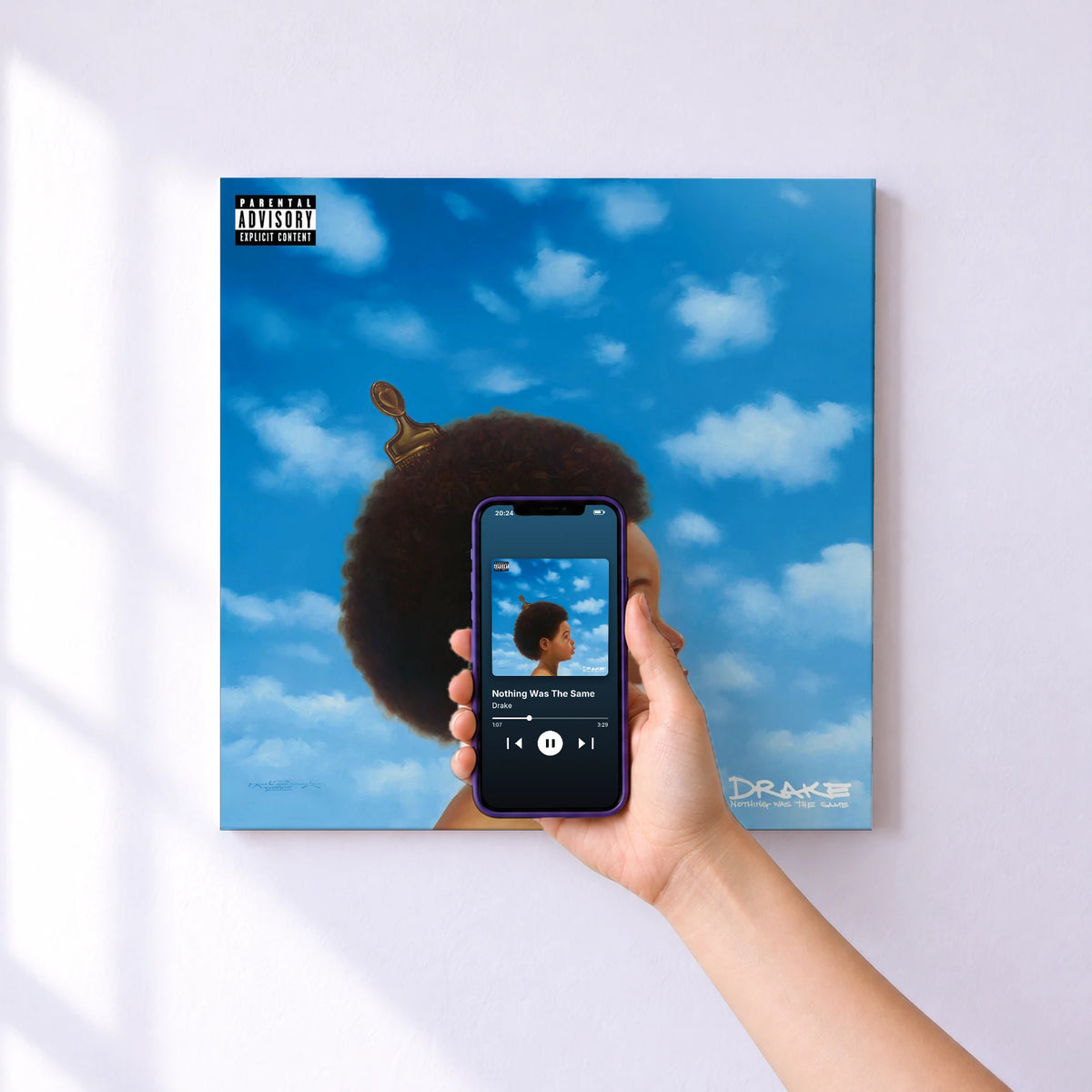 Affiche connectée Nothing Was The Same de Drake au mur : l'album se lance en approchant le téléphone