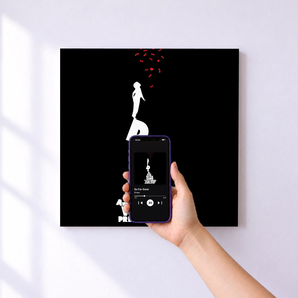 Affiche connectée So Far Gone de Drake au mur : l'album se lance en approchant le téléphone