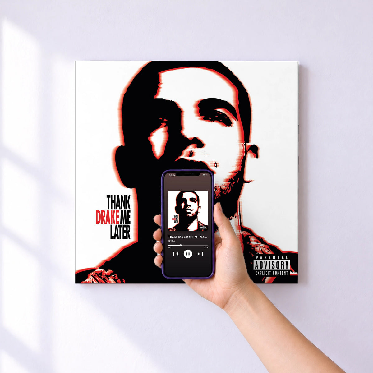 Affiche connectée Thank Me Later (Int'l Version) de Drake au mur : l'album se lance en approchant le téléphone