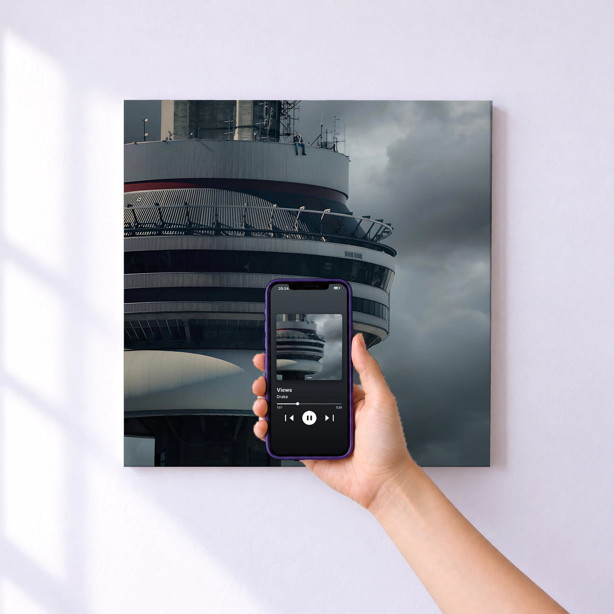 Affiche connectée Views de Drake au mur : l'album se lance en approchant le téléphone