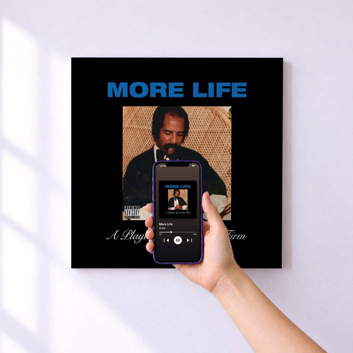 Affiche connectée More Life de Drake au mur : l'album se lance en approchant le téléphone