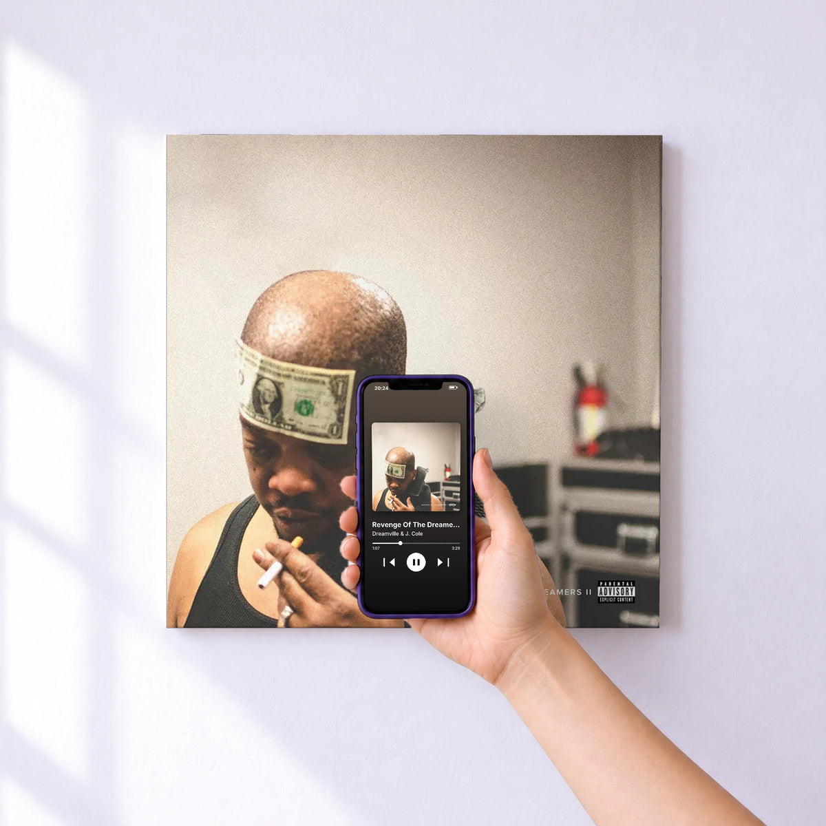 Affiche connectée Revenge Of The Dreamers II de Dreamville & J. Cole au mur : l'album se lance en approchant le téléphone