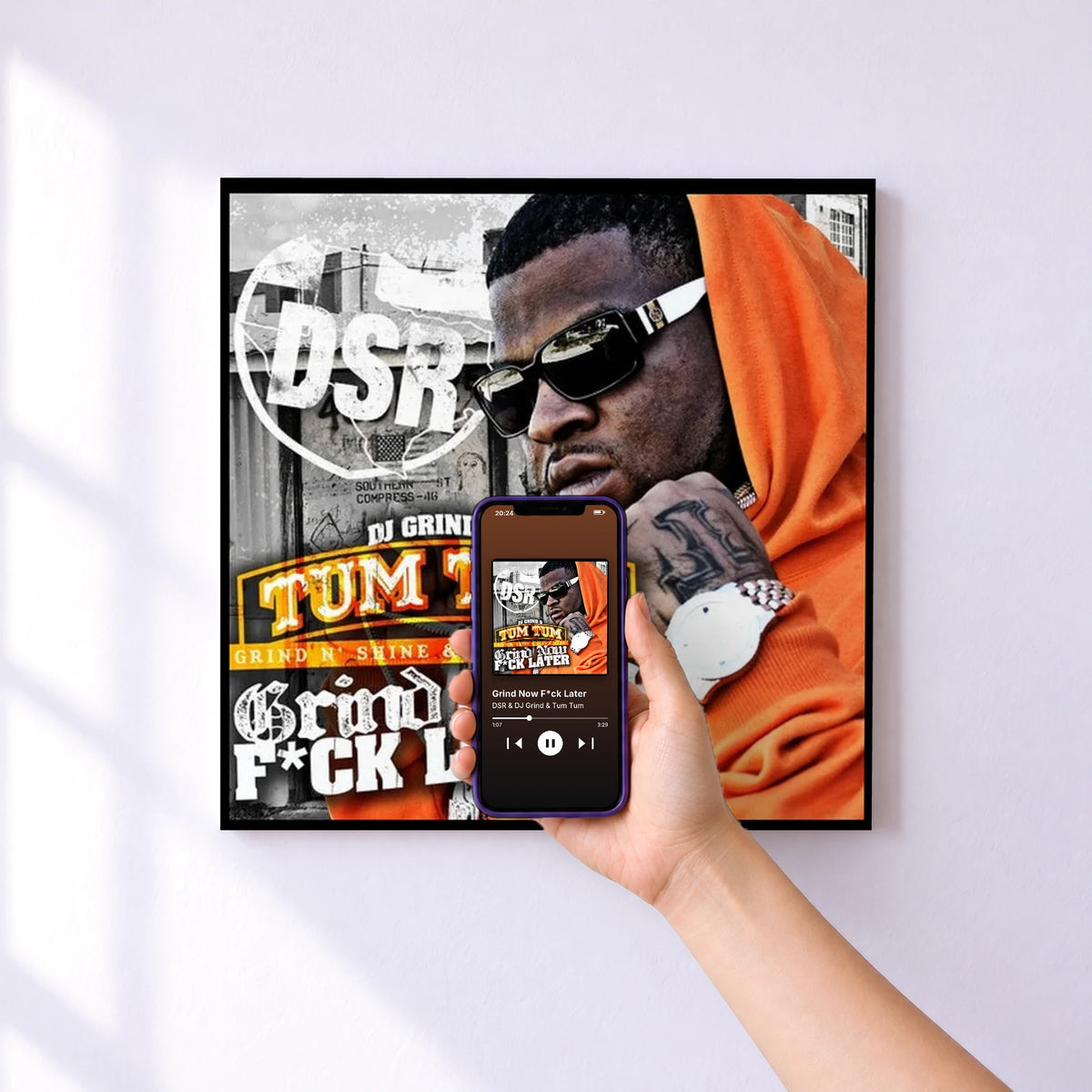 Affiche connectée Grind Now F*ck Later de DSR & DJ Grind & Tum Tum au mur : l'album se lance en approchant le téléphone