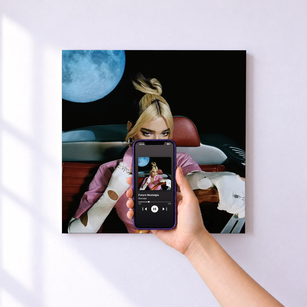 Affiche connectée Future Nostalgia de Dua Lipa au mur : l'album se lance en approchant le téléphone
