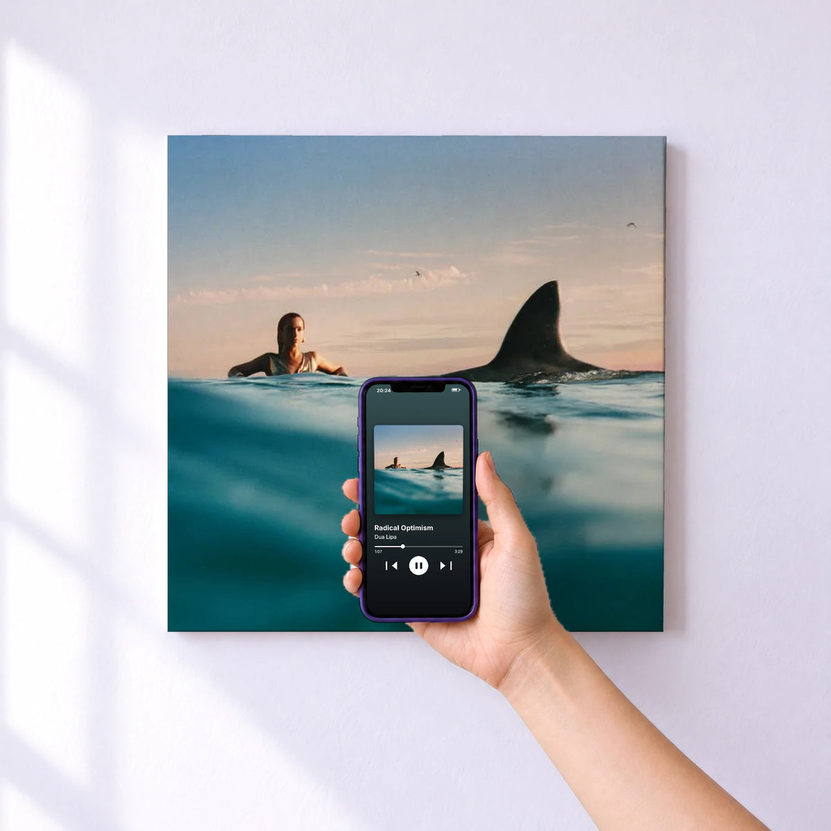 Affiche connectée Radical Optimism de Dua Lipa au mur : l'album se lance en approchant le téléphone