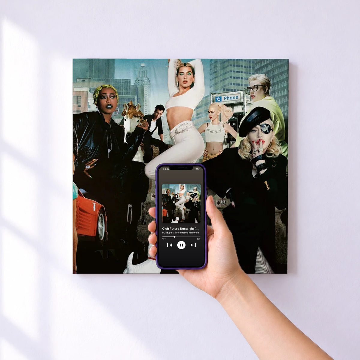 Affiche connectée Club Future Nostalgia (DJ Mix) de Dua Lipa & The Blessed Madonna au mur : l'album se lance en approchant le téléphone