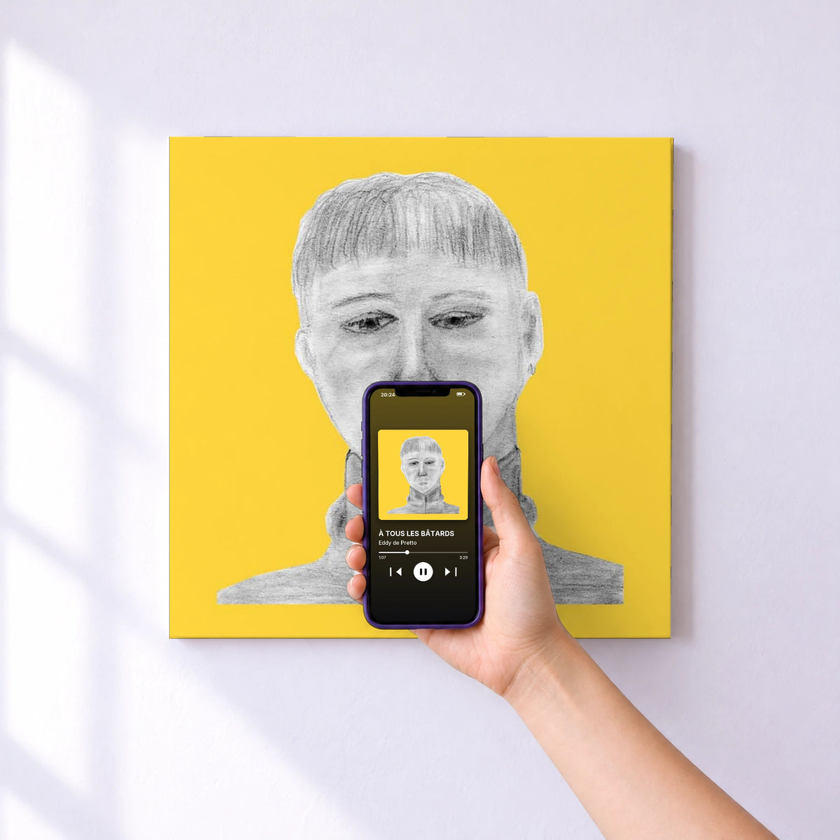 Affiche connectée À TOUS LES BÂTARDS de Eddy de Pretto au mur : l'album se lance en approchant le téléphone