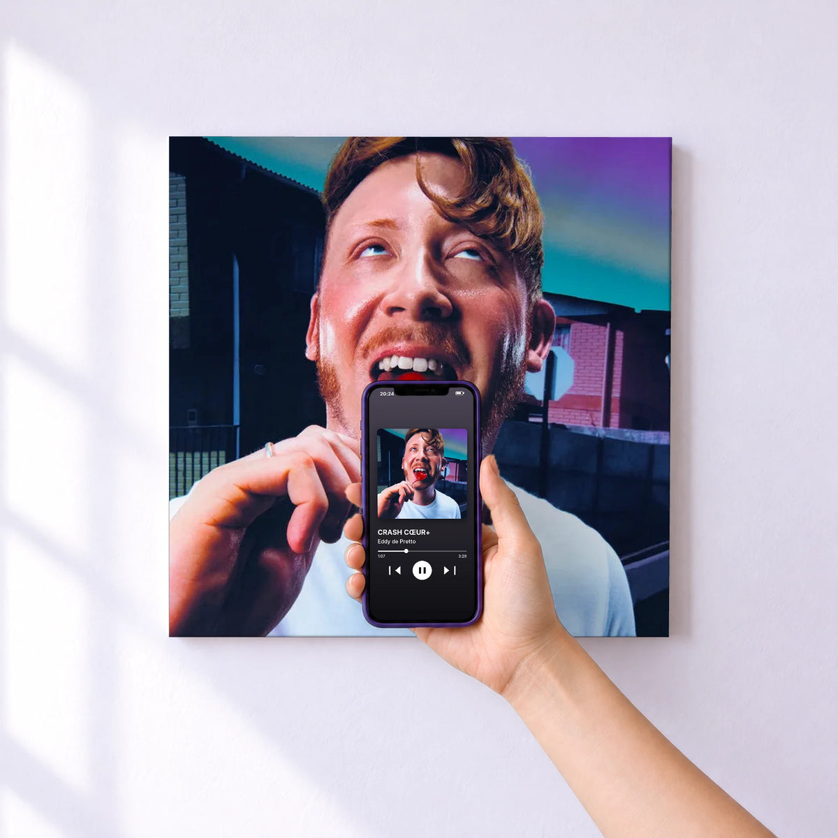 Affiche connectée CRASH CŒUR+ de Eddy de Pretto au mur : l'album se lance en approchant le téléphone