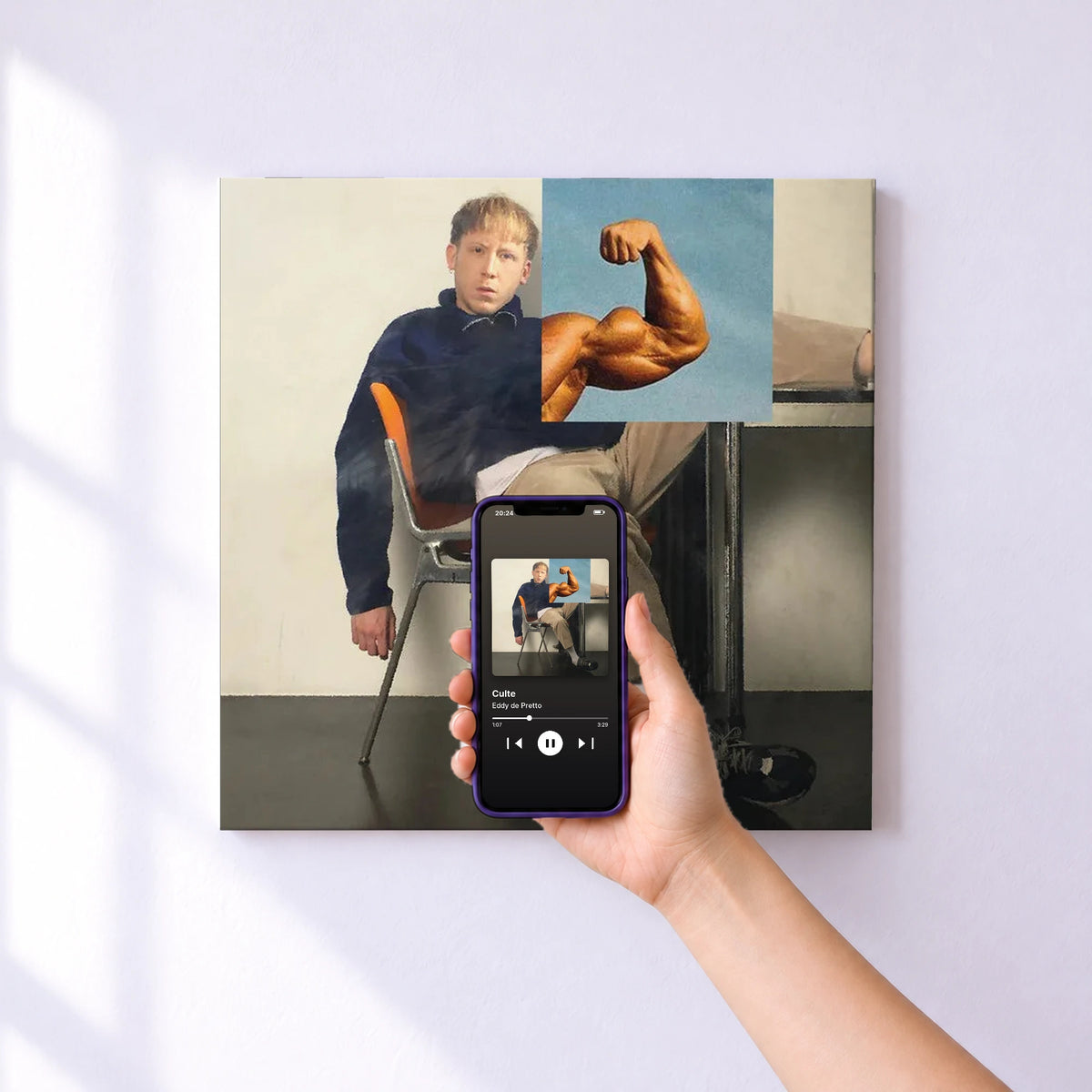 Affiche connectée Culte de Eddy de Pretto au mur : l'album se lance en approchant le téléphone