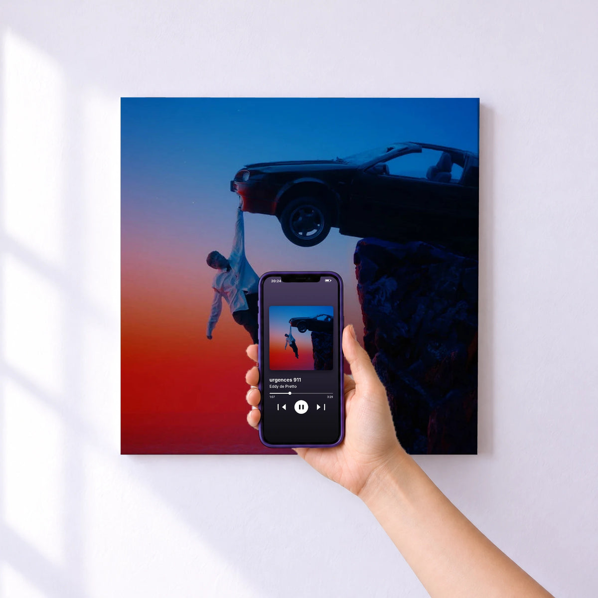 Affiche connectée urgences 911 de Eddy de Pretto au mur : l'album se lance en approchant le téléphone