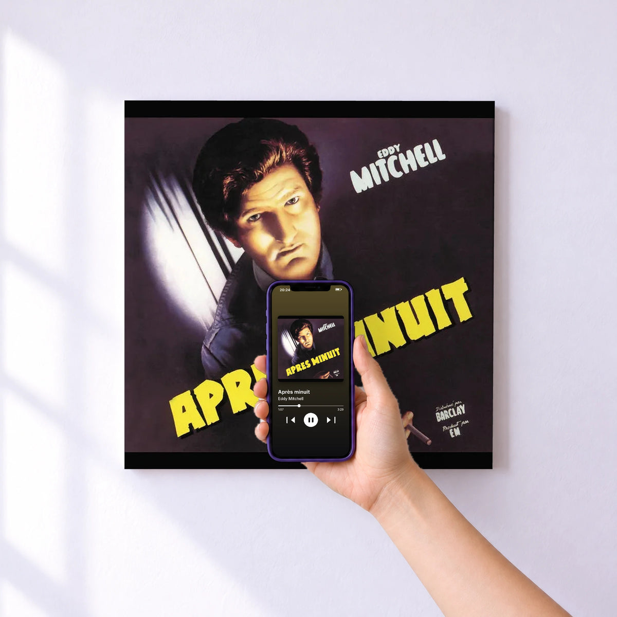 Affiche connectée Après minuit de Eddy Mitchell au mur : l'album se lance en approchant le téléphone