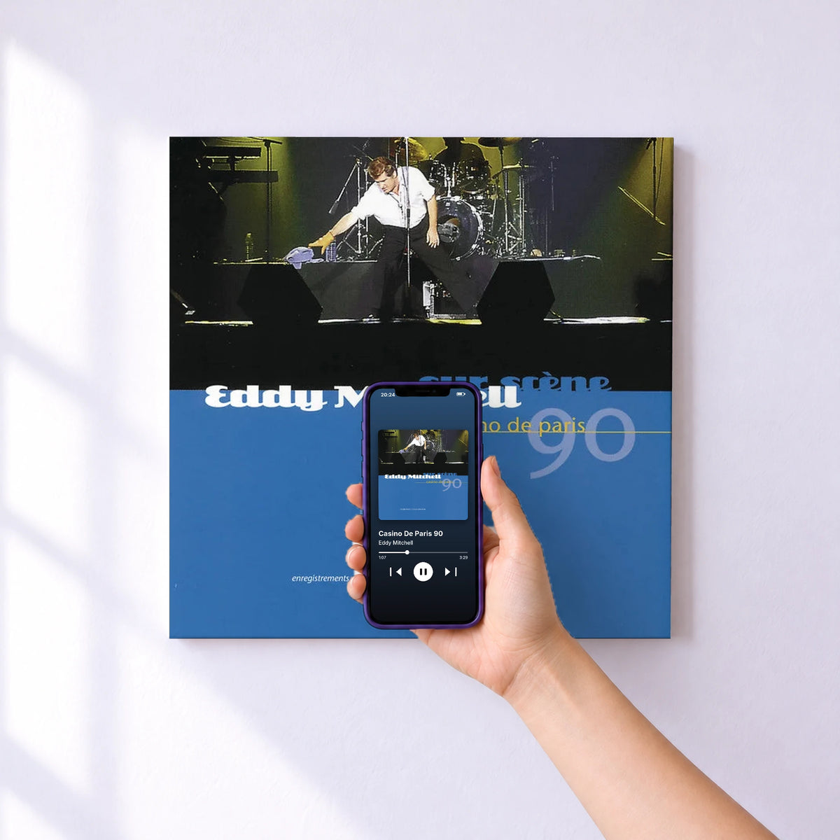 Affiche connectée Casino De Paris 90 de Eddy Mitchell au mur : l'album se lance en approchant le téléphone