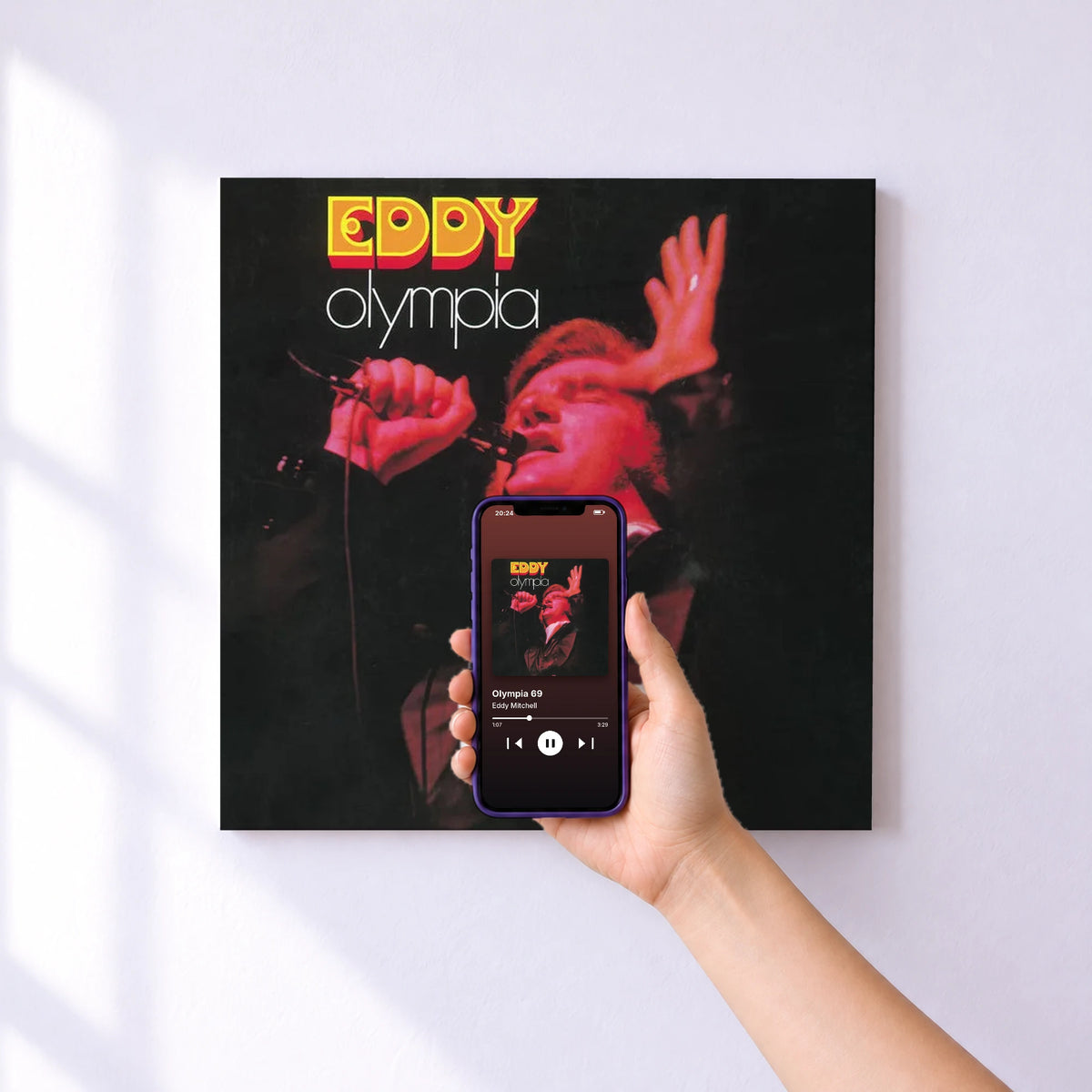 Affiche connectée Olympia 69 de Eddy Mitchell au mur : l'album se lance en approchant le téléphone