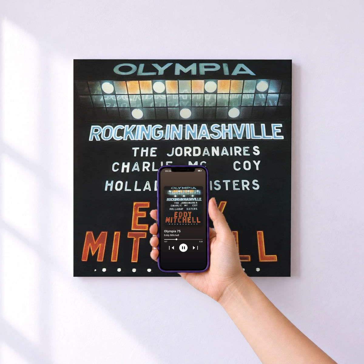 Affiche connectée Olympia 75 de Eddy Mitchell au mur : l'album se lance en approchant le téléphone
