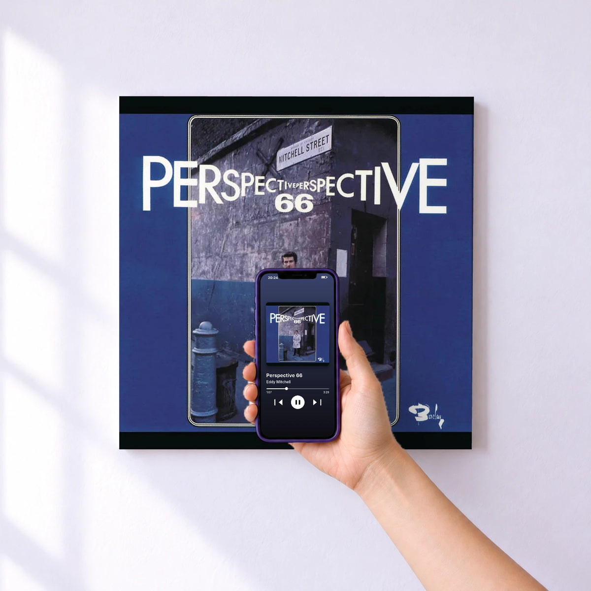 Affiche connectée Perspective 66 de Eddy Mitchell au mur : l'album se lance en approchant le téléphone
