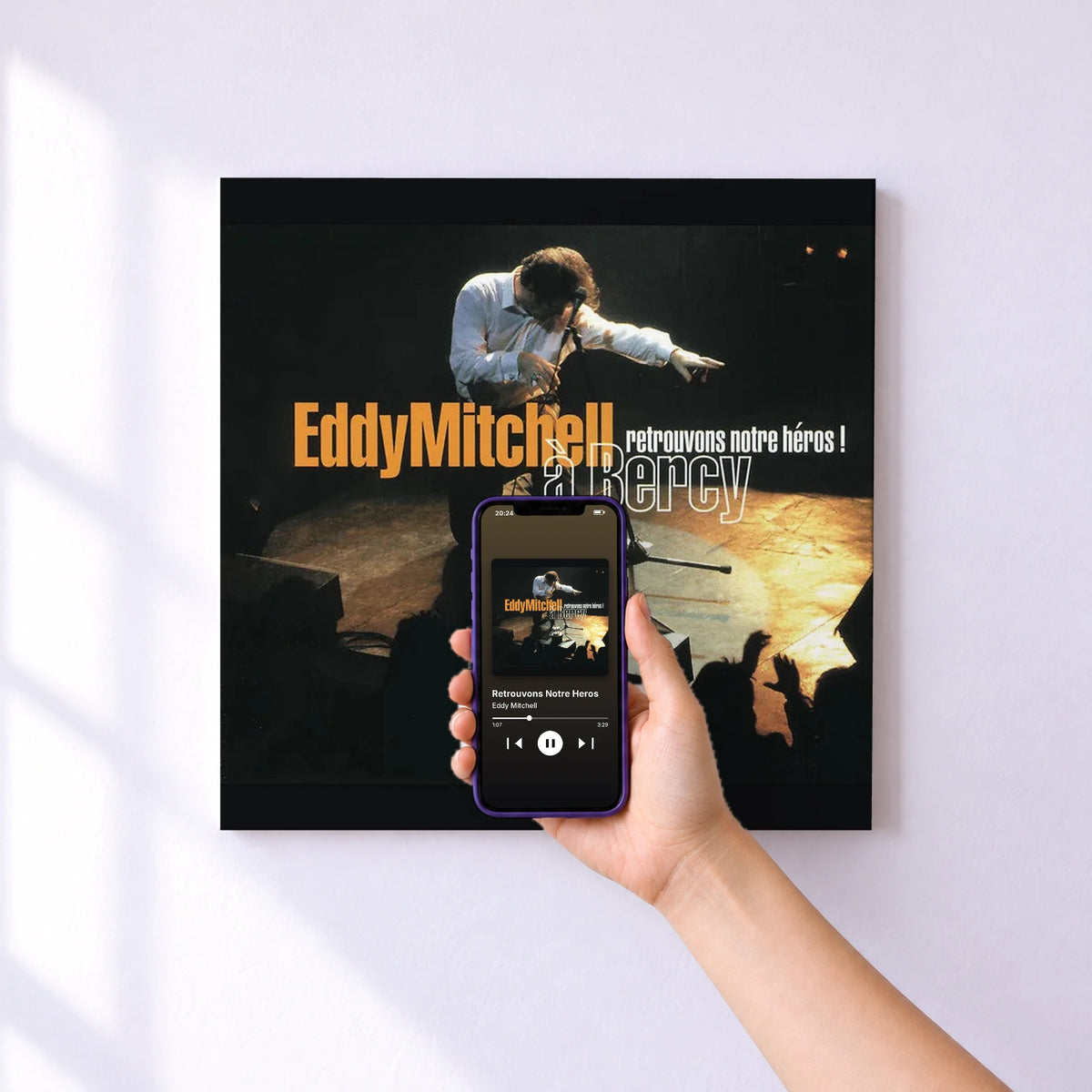Affiche connectée Retrouvons Notre Heros de Eddy Mitchell au mur : l'album se lance en approchant le téléphone