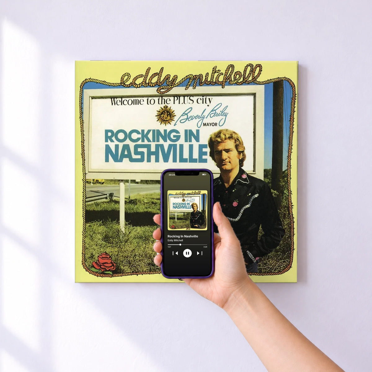 Affiche connectée Rocking In Nashville de Eddy Mitchell au mur : l'album se lance en approchant le téléphone