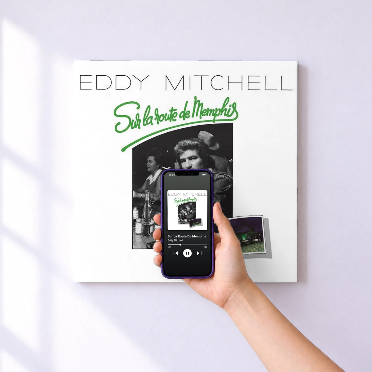 Affiche connectée Sur La Route De Memphis de Eddy Mitchell au mur : l'album se lance en approchant le téléphone