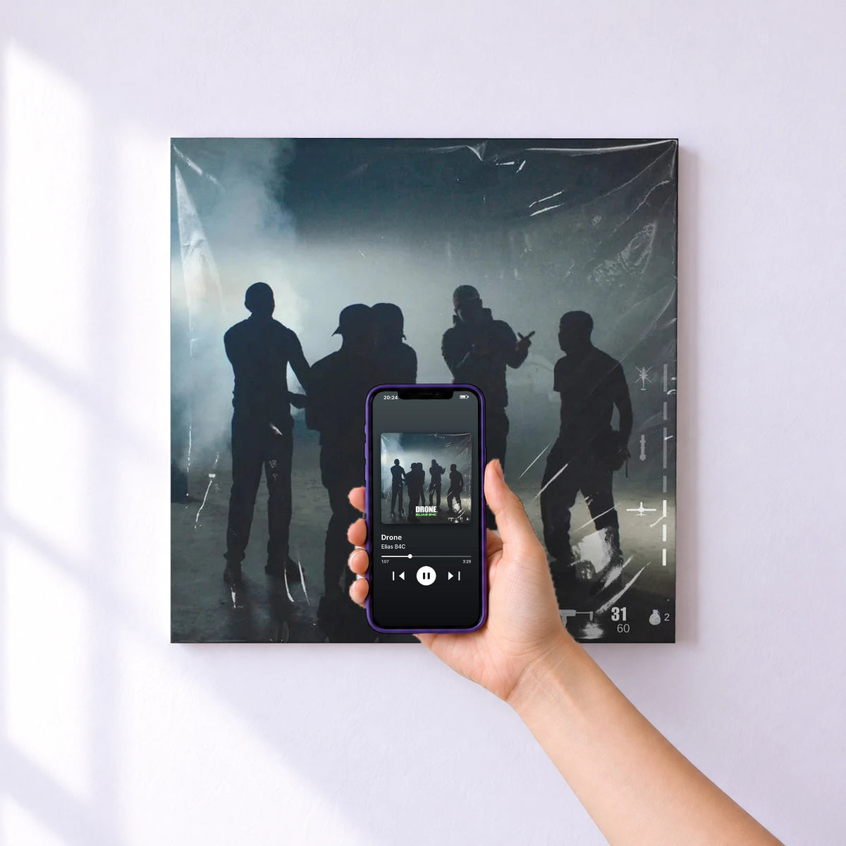 Affiche connectée Drone de Elias B4C au mur : l'album se lance en approchant le téléphone