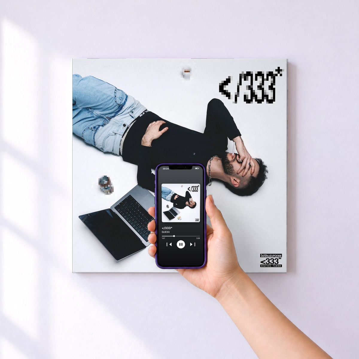 Affiche connectée </333* de ELIESG au mur : l'album se lance en approchant le téléphone