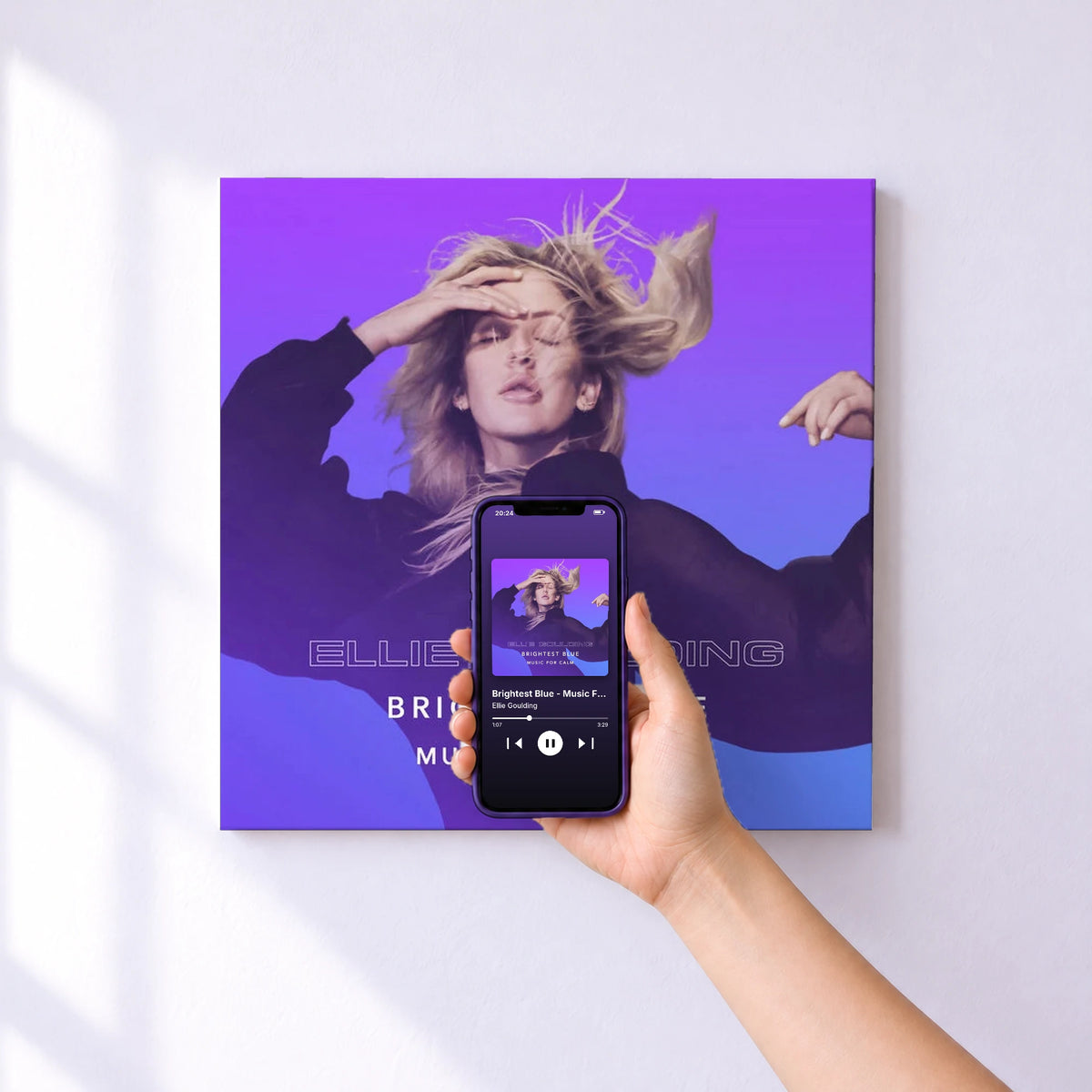 Affiche connectée Brightest Blue - Music For Calm de Ellie Goulding au mur : l'album se lance en approchant le téléphone