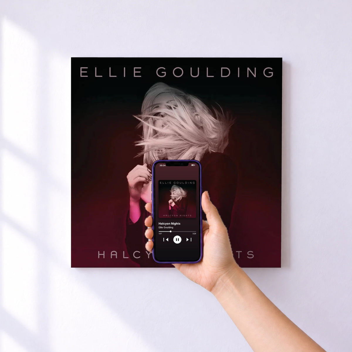 Affiche connectée Halcyon Nights de Ellie Goulding au mur : l'album se lance en approchant le téléphone