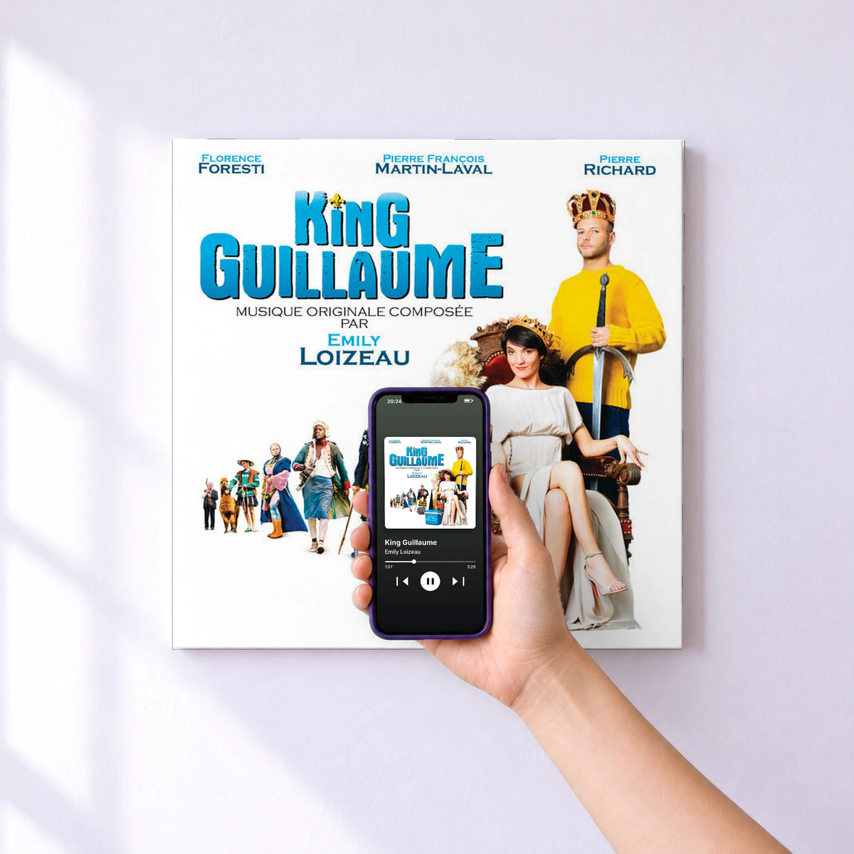 Affiche connectée King Guillaume de Emily Loizeau au mur : l'album se lance en approchant le téléphone