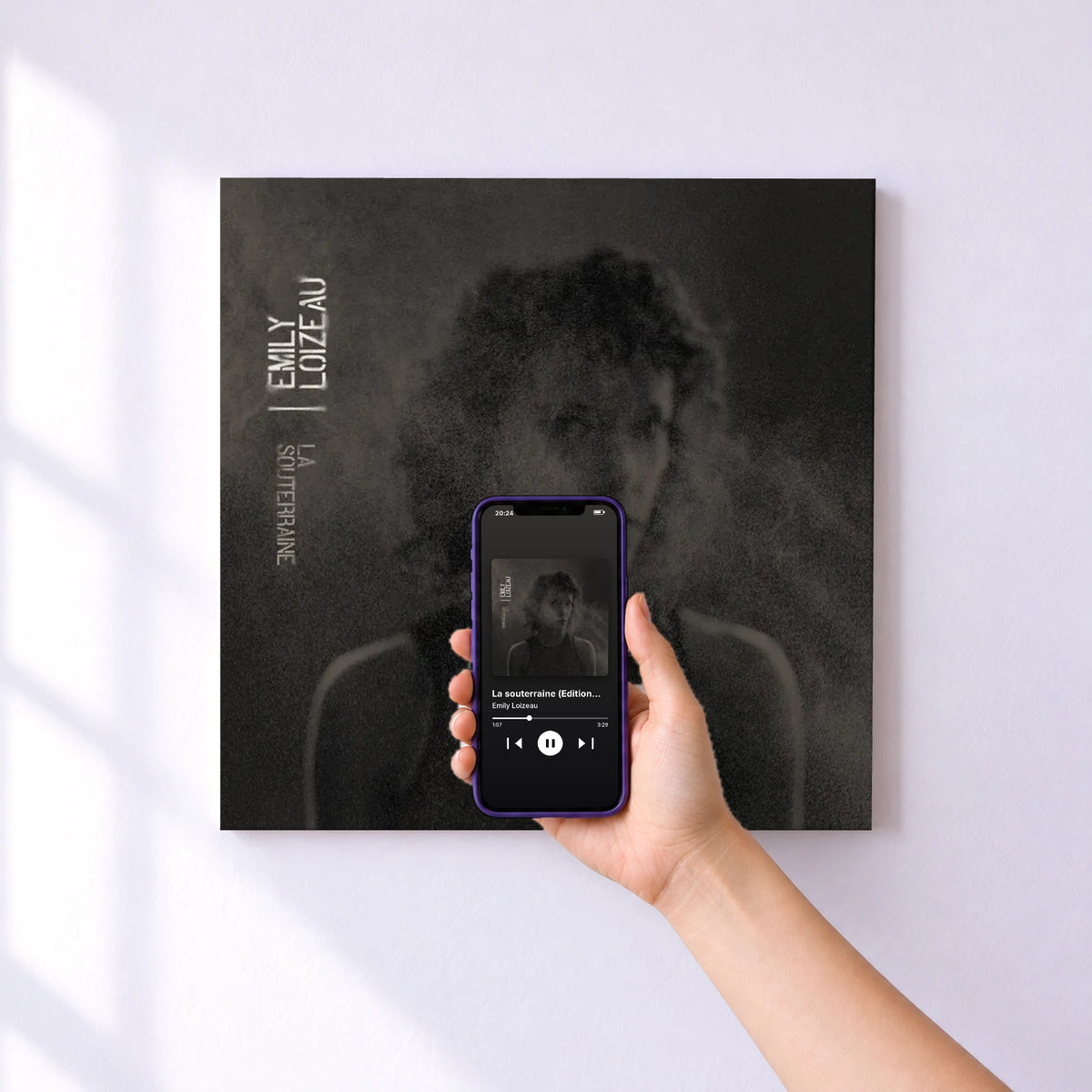 Affiche connectée La souterraine (Edition Deluxe) de Emily Loizeau au mur : l'album se lance en approchant le téléphone