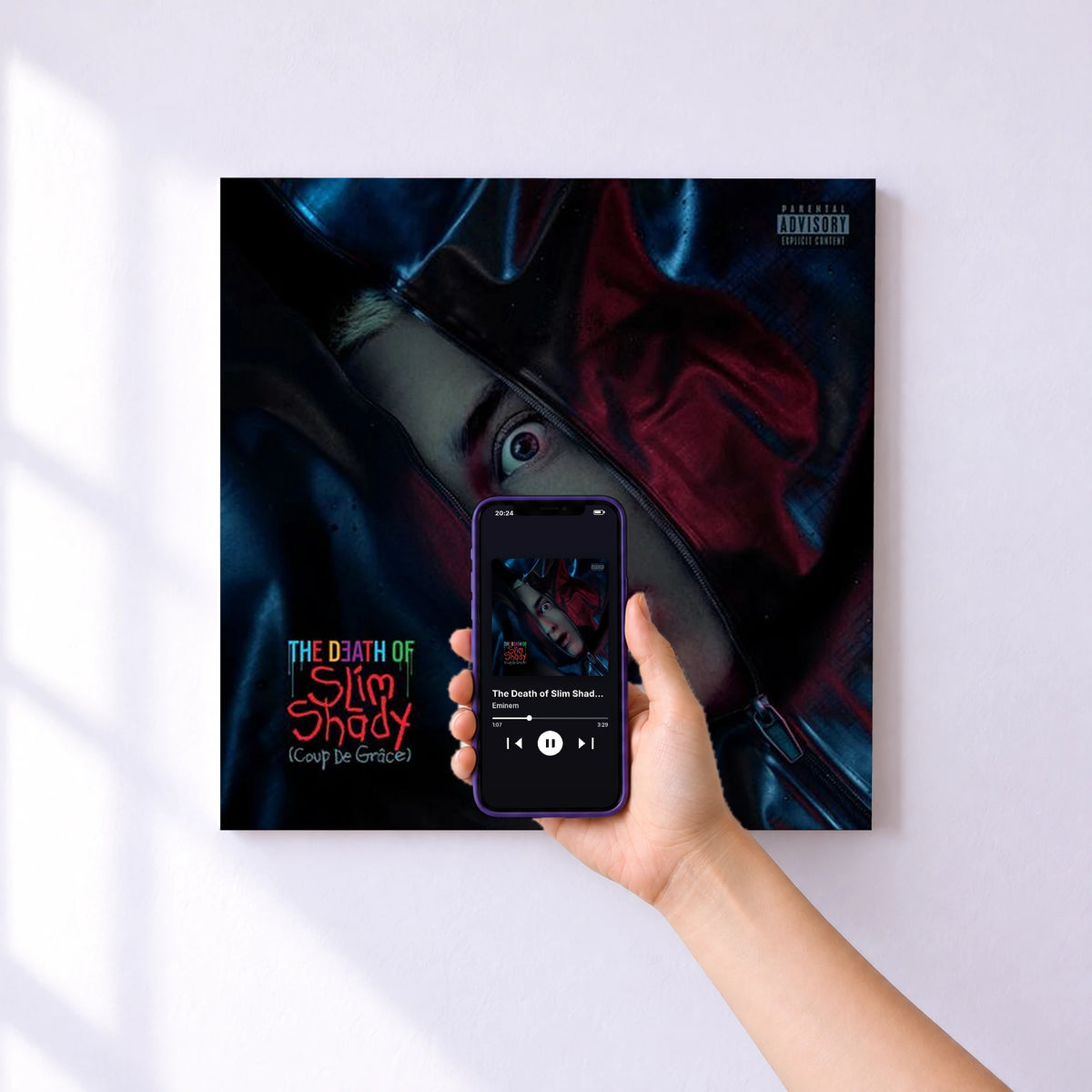 Affiche connectée The Death of Slim Shady (Coup De Grâce) de Eminem au mur : l'album se lance en approchant le téléphone