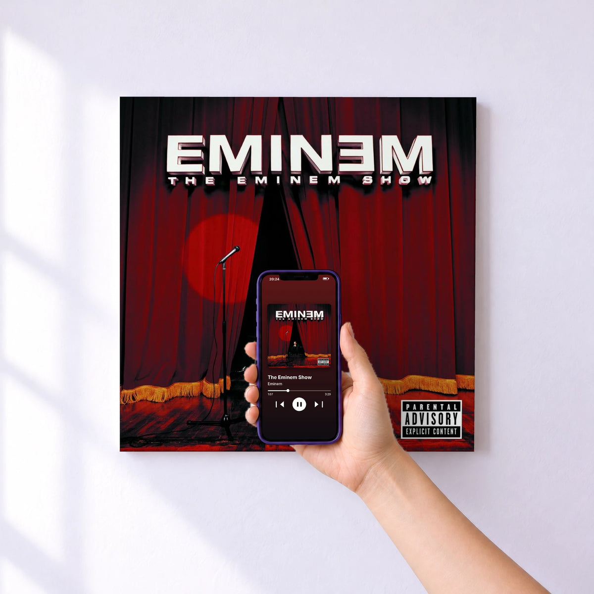 Affiche connectée The Eminem Show de Eminem au mur : l'album se lance en approchant le téléphone