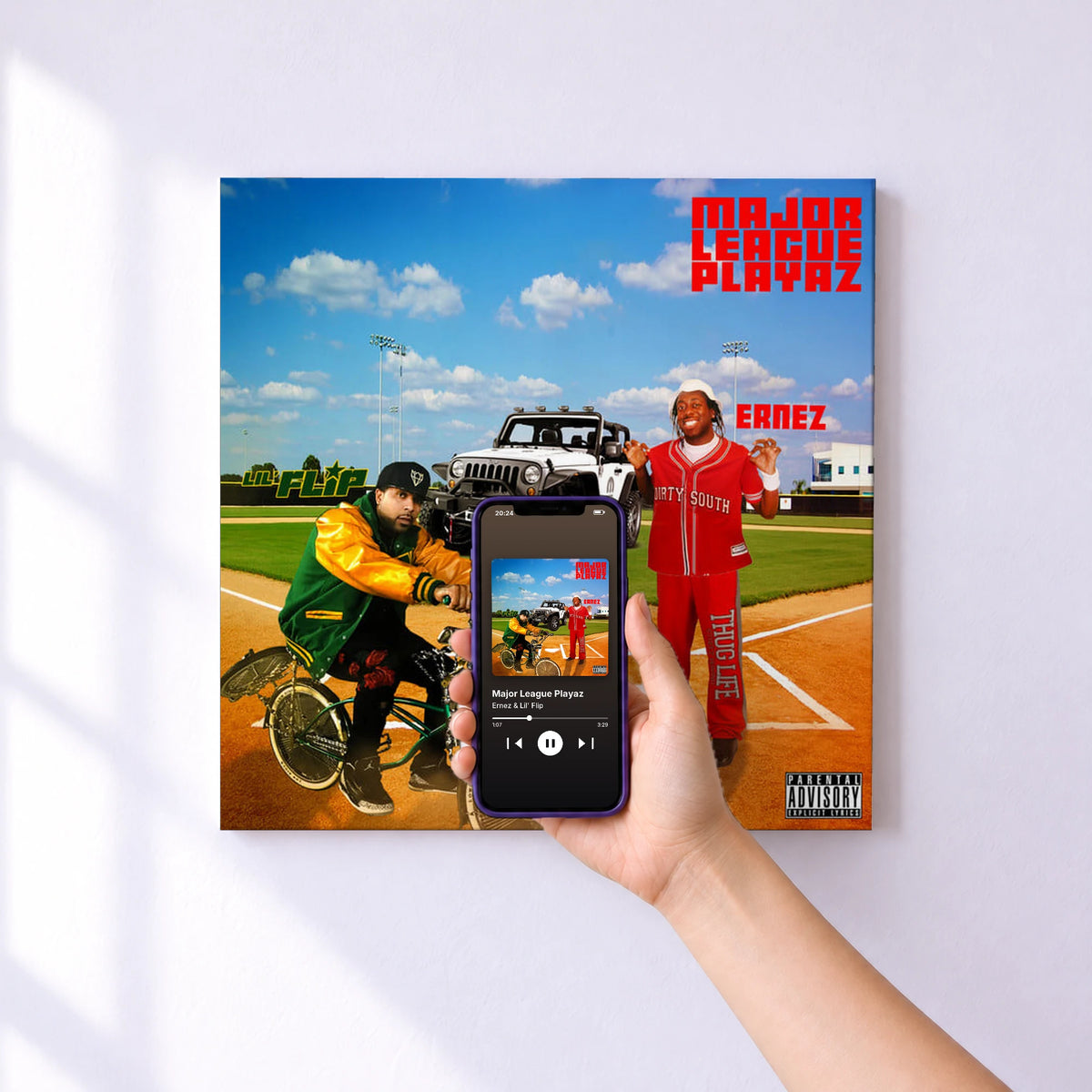 Affiche connectée Major League Playaz de Ernez & Lil' Flip au mur : l'album se lance en approchant le téléphone