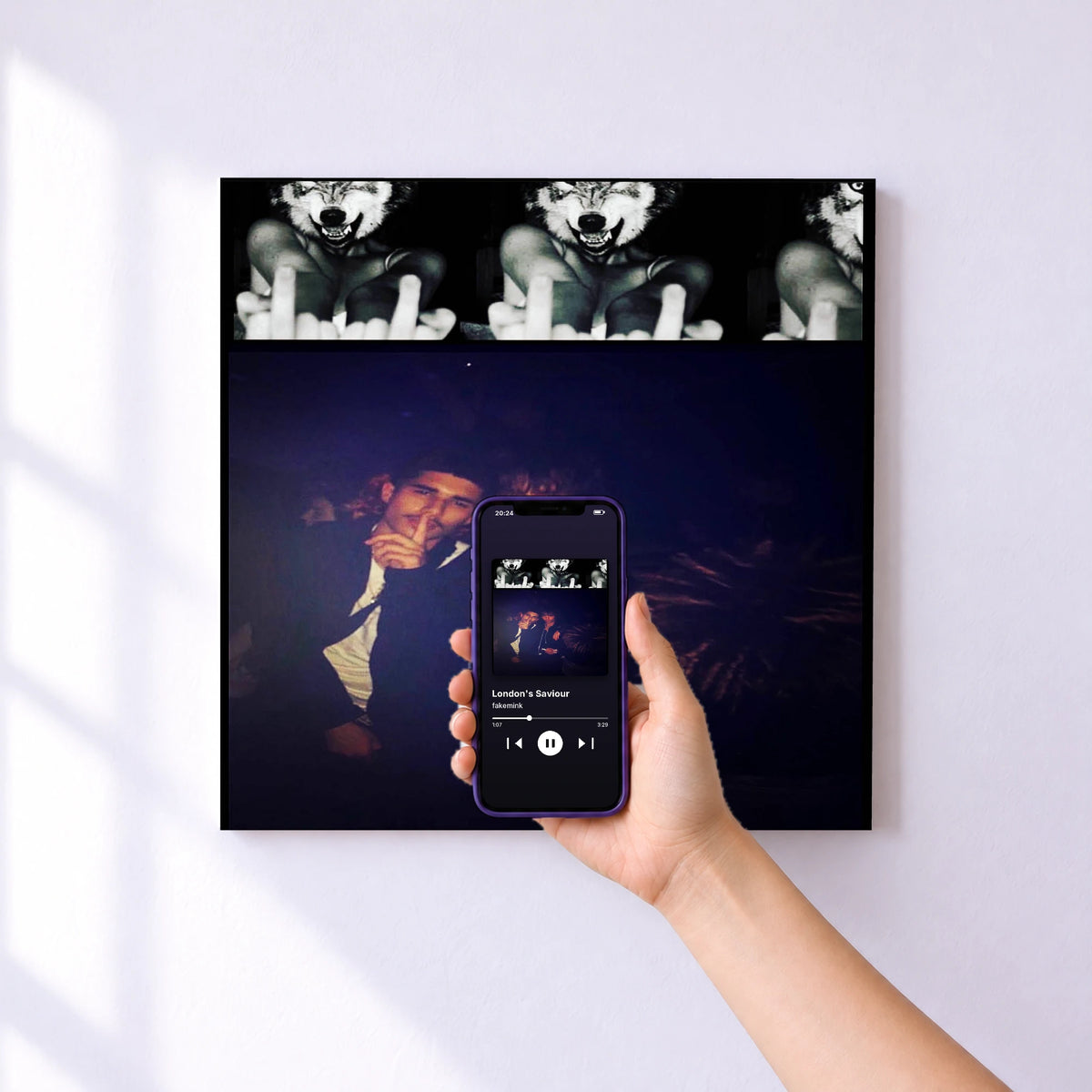 Affiche connectée London's Saviour de fakemink au mur : l'album se lance en approchant le téléphone