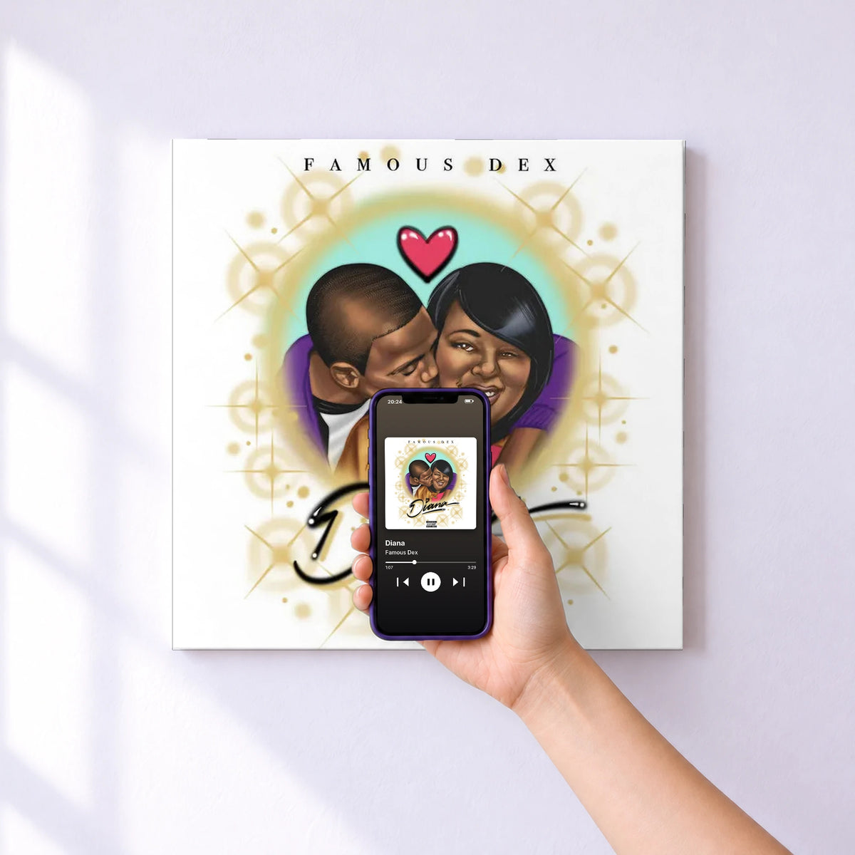 Affiche connectée Diana de Famous Dex au mur : l'album se lance en approchant le téléphone