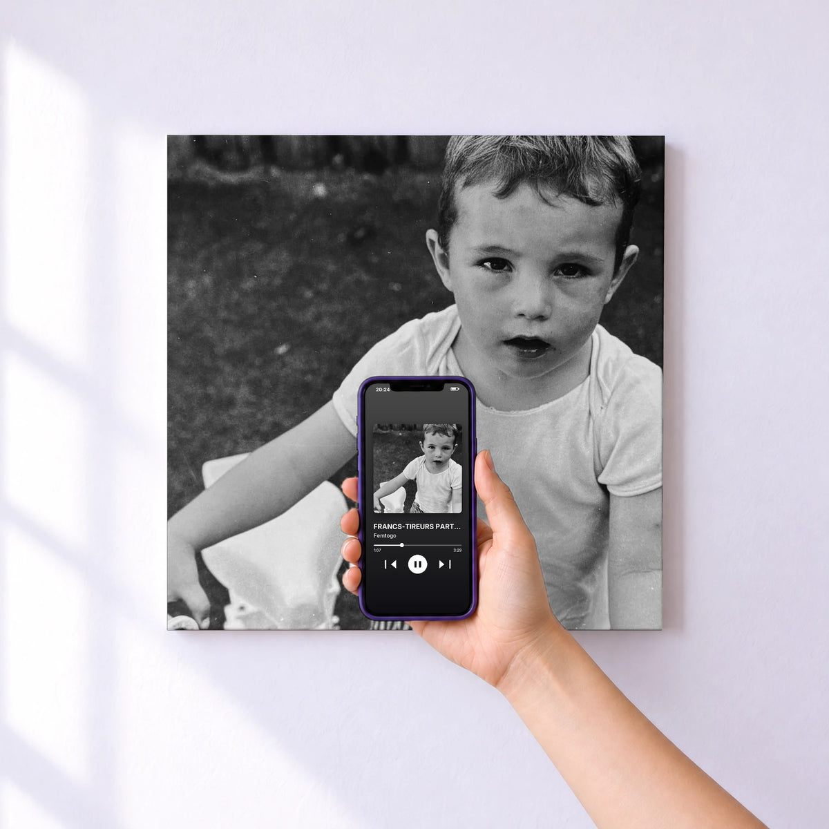 Affiche connectée FRANCS-TIREURS PARTISANS de Femtogo au mur : l'album se lance en approchant le téléphone