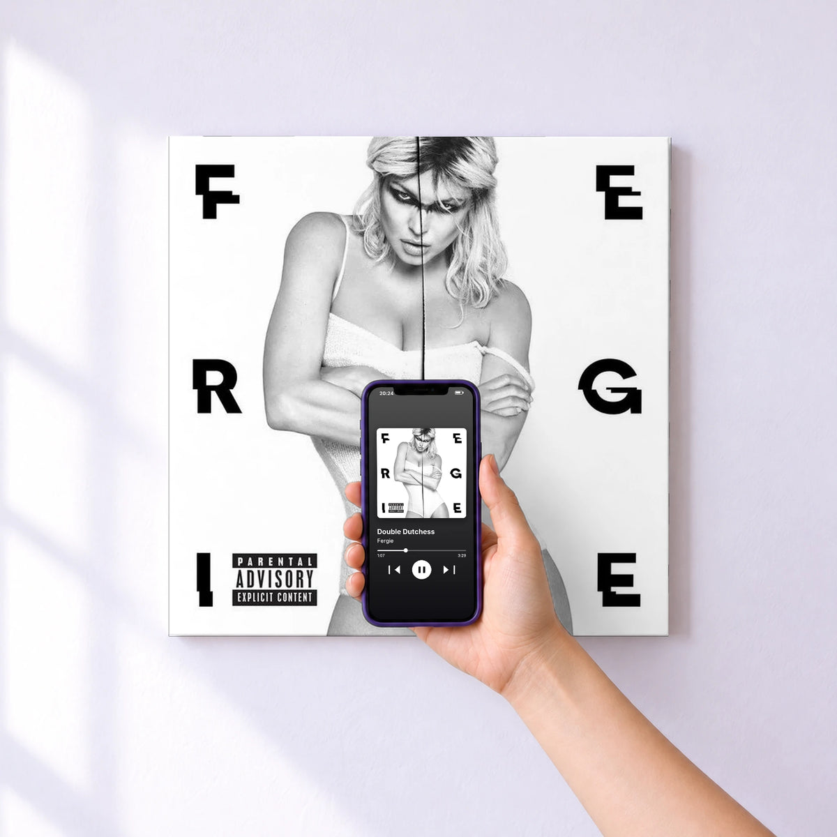 Affiche connectée Double Dutchess de Fergie au mur : l'album se lance en approchant le téléphone