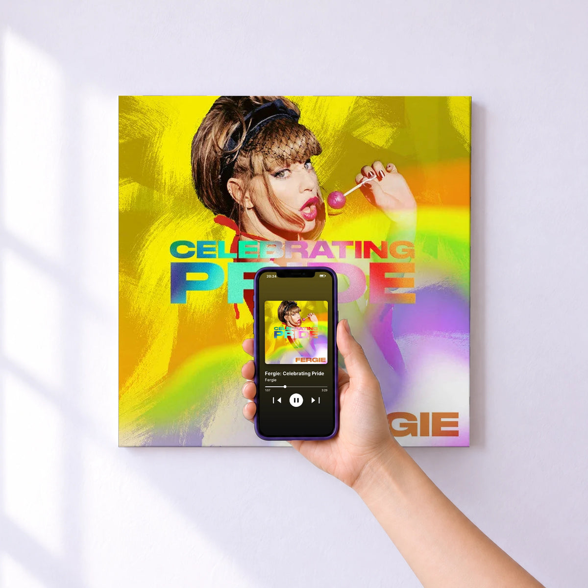 Affiche connectée Fergie: Celebrating Pride de Fergie au mur : l'album se lance en approchant le téléphone