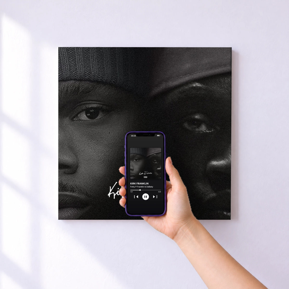 Affiche connectée KIRK FRANKLIN de Fetty P Franklin & DaBaby au mur : l'album se lance en approchant le téléphone