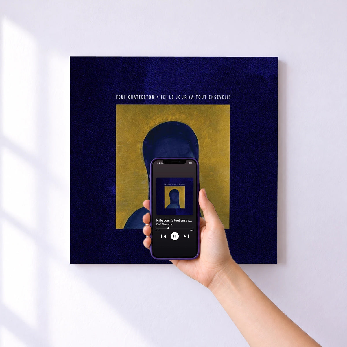 Affiche connectée Ici le Jour (a tout enseveli) de Feu! Chatterton au mur : l'album se lance en approchant le téléphone
