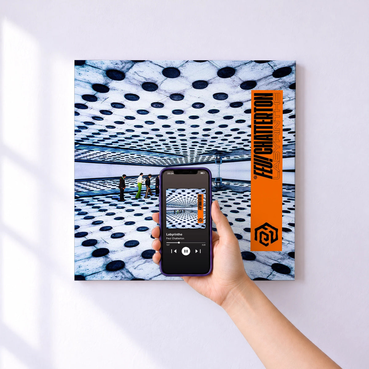 Affiche connectée Labyrinthe de Feu! Chatterton au mur : l'album se lance en approchant le téléphone