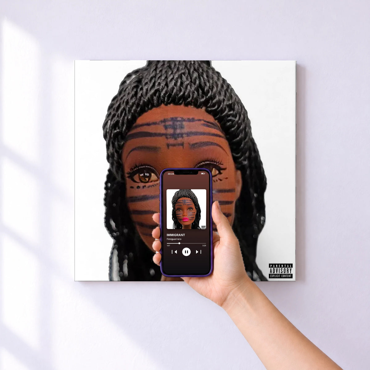 Affiche connectée IMMIGRANT de Fimiguerrero au mur : l'album se lance en approchant le téléphone