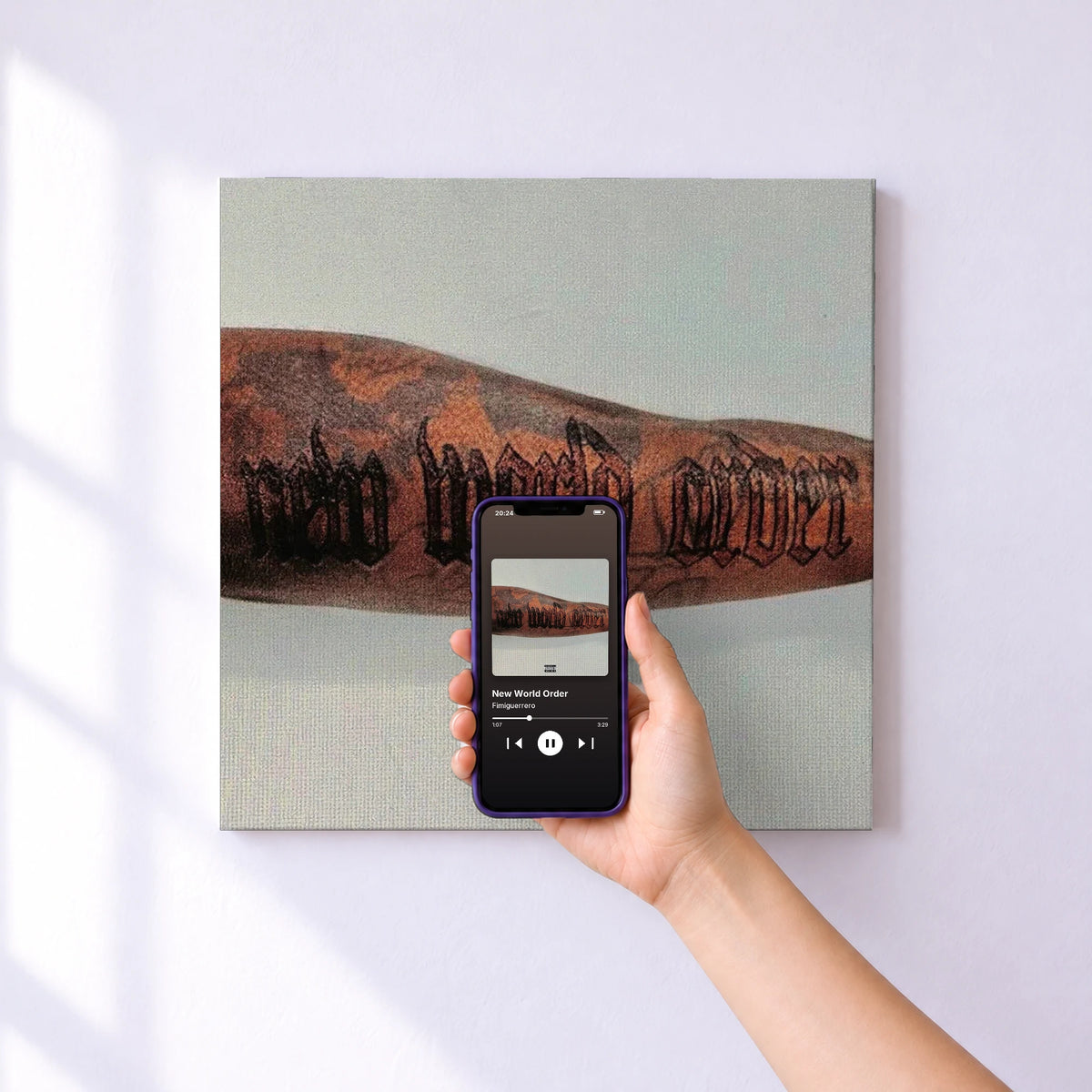 Affiche connectée New World Order de Fimiguerrero au mur : l'album se lance en approchant le téléphone