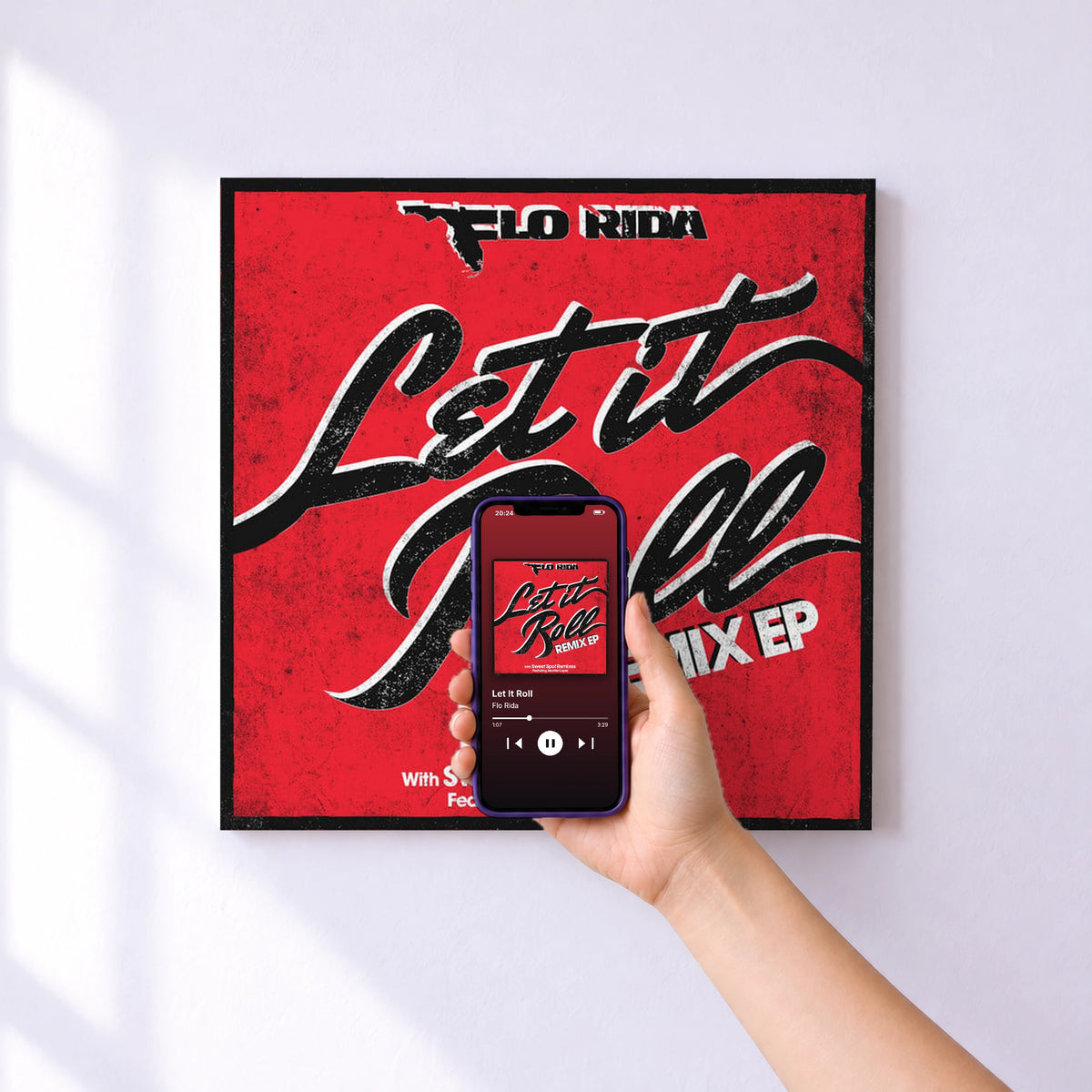Affiche connectée Let It Roll de Flo Rida au mur : l'album se lance en approchant le téléphone