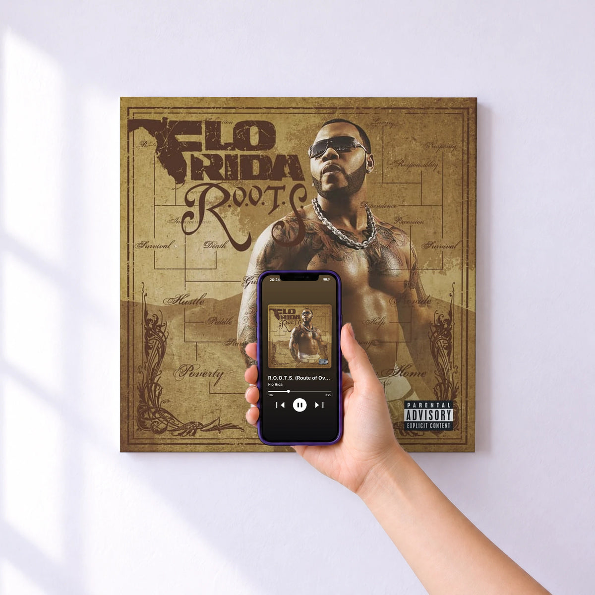 Affiche connectée R.O.O.T.S. (Route of Overcoming the Struggle) de Flo Rida au mur : l'album se lance en approchant le téléphone