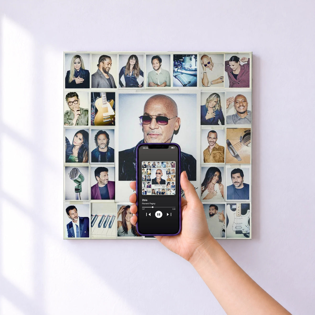 Affiche connectée 2bis de Florent Pagny au mur : l'album se lance en approchant le téléphone