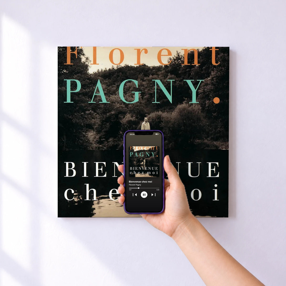 Affiche connectée Bienvenue chez moi de Florent Pagny au mur : l'album se lance en approchant le téléphone